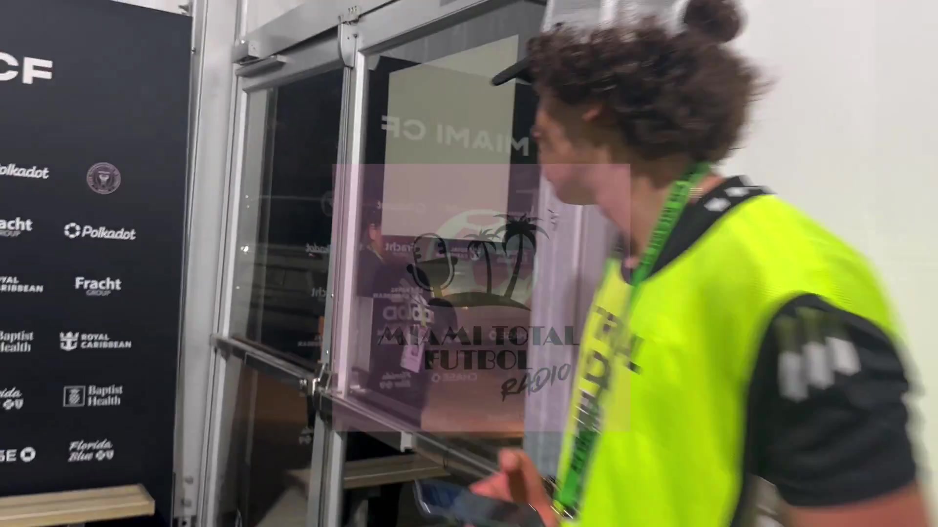 赛后梅西步履匆匆 记者目击其快步走向座驾